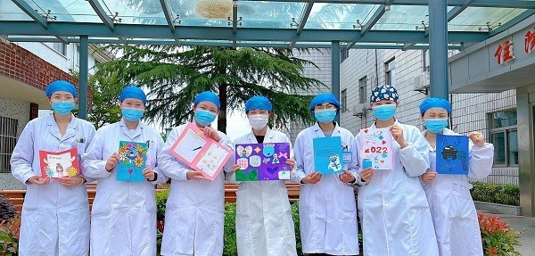 礼赞天使 致敬英雄